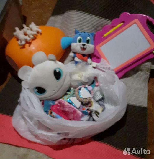 Мягкая игрушка,доска для рисования.Отдам