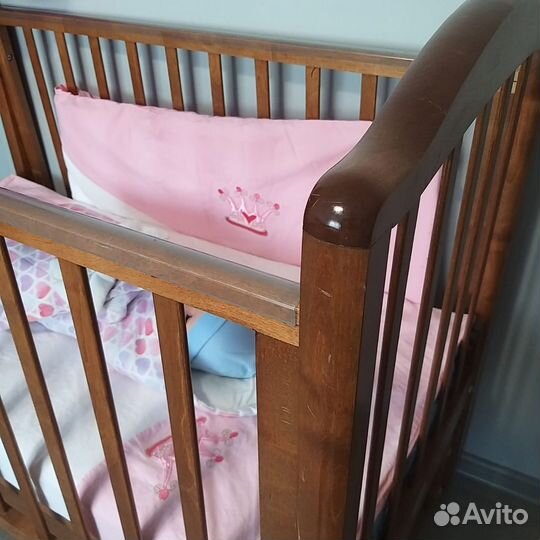 Детская кроватка с маятником и ящиком