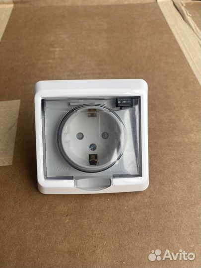 Розетка с крышкой