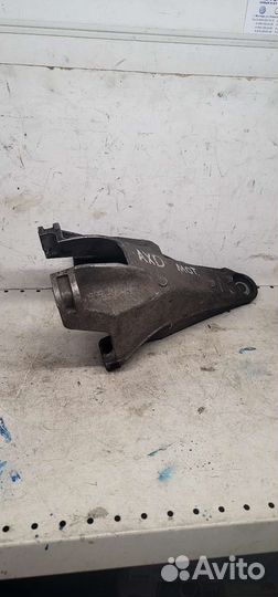 Кронштейн двигателя 7H0199370B VW Transporter T5