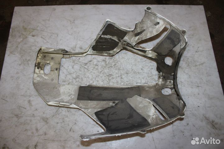 Пластик нижний плуг Honda CBR 919
