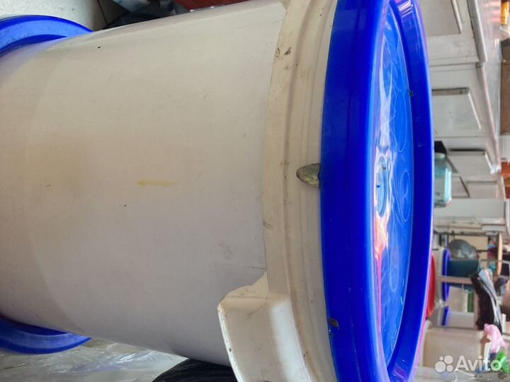 Продаю пластиковые баки