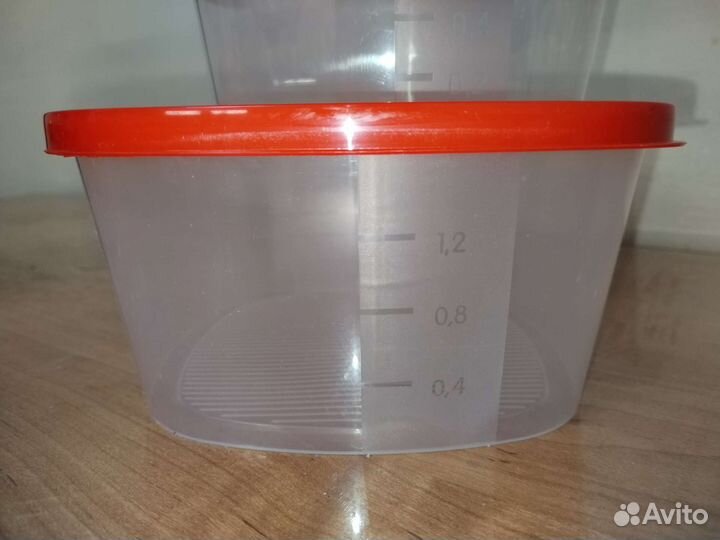 Пластиковые контейнеры для хранения продуктов