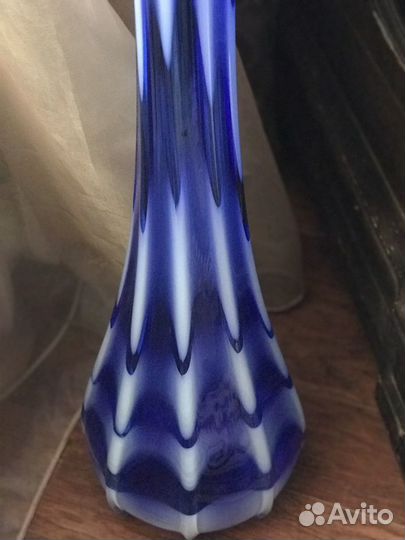 Вазы из синего стекла