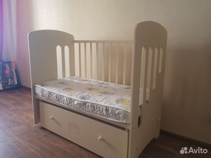 Детская кроватка с маятником и ящиком