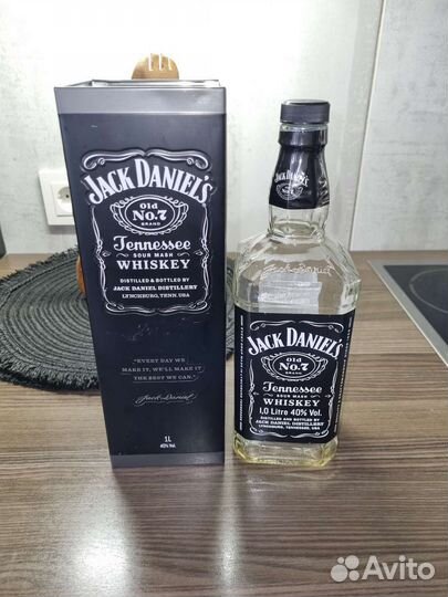 Жестяная коробка и бутылка