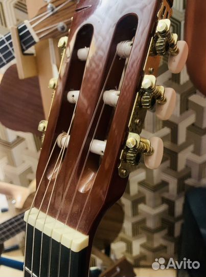 Классическая гитара 4/4 + аксессуар