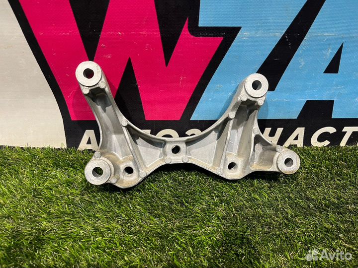 Кронштейн коробки (балка кпп) Ford Mustang