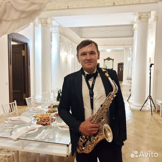 Саксофонист на праздник