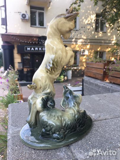 Винтажные статуэтки из фарфора, гипса, кость