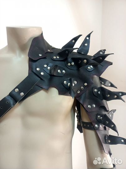 Наплечник с шипами и наручем мужской костюм