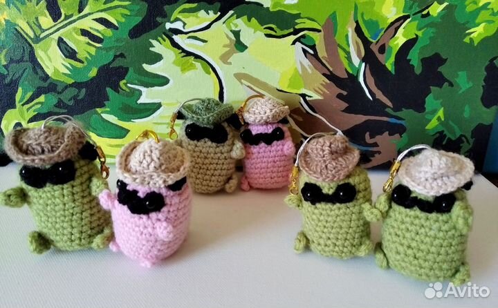 Вязаные мопсики -брелки