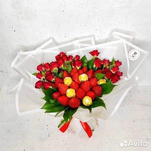 Букет из клубники, шоколада и роз 