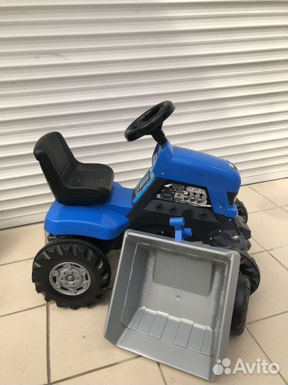 Синий трактор на педалях с прицепом