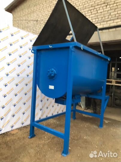 Смеситель кормов горизонтальный лопастной