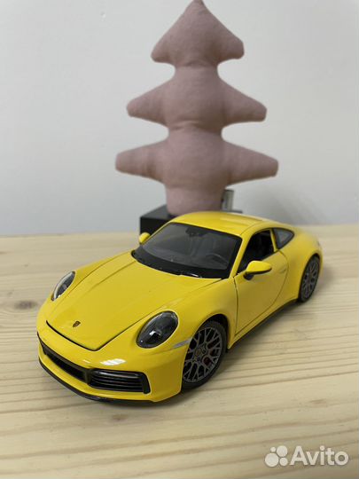 Porsche 911 Carrera 4S модель 1:24