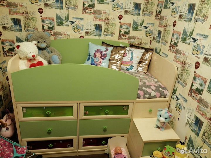 Детская кровать и шкаф