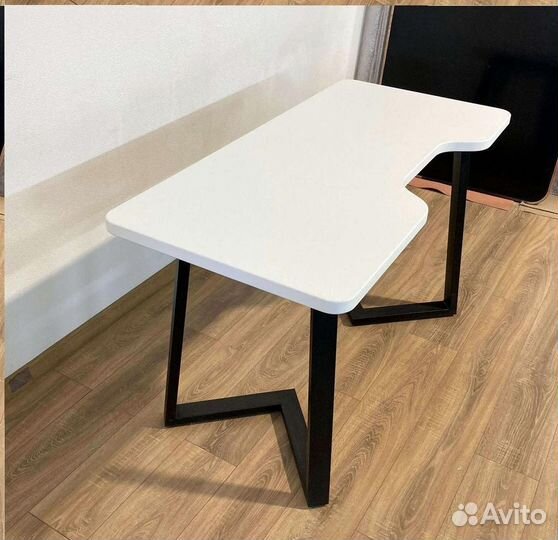 Компьютерный стол 'Easy Benefit'