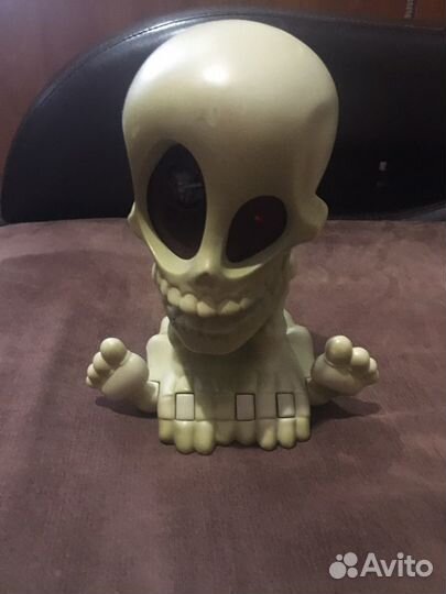 Интерактивные игрушка черепок Джонни с бластером