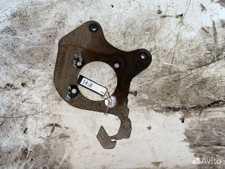 Скоба суппорта задняя левая Chevrolet Cruze J300