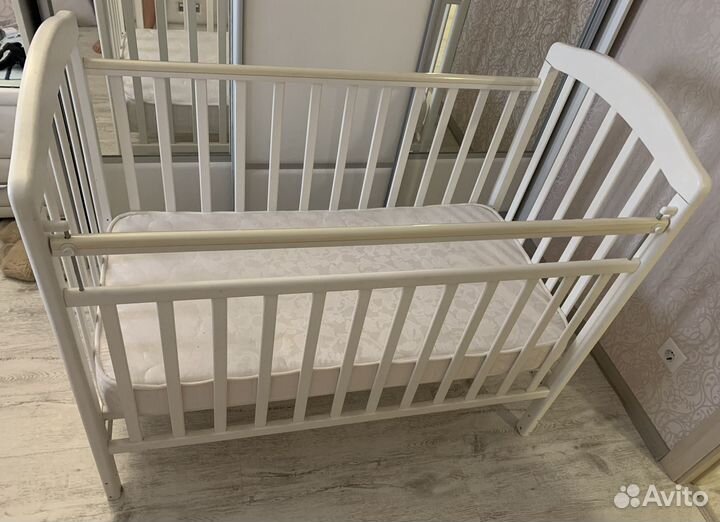 Детская кроватка с маятником