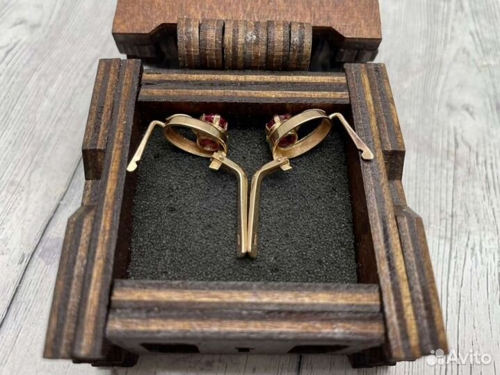 Золотые серьги 583 пробы массой 4,8 грамма