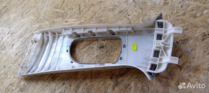 Обшивка средней стойки правая, верхняя Renault