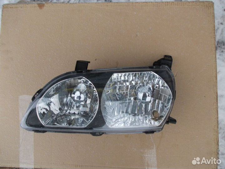 Фара левая галоген передняя левая Toyota Ipsum
