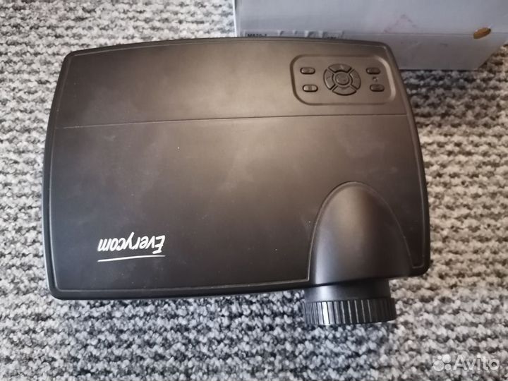 Проектор с экраном