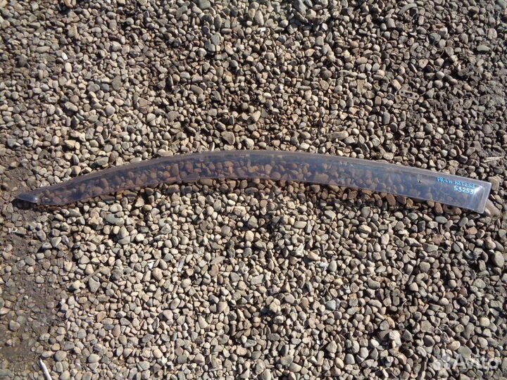 Ветровик передний левый Toyota Avensis AZT251