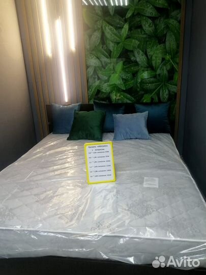 Кровать с матрасом