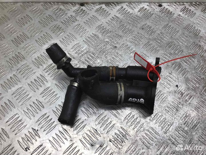 Фланец (тройник) системы охлаждения Ford Focus 2s6