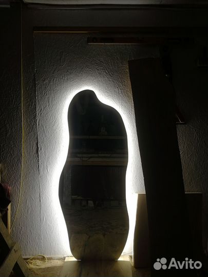 Зеркало парящее неправильной формы с подсветкой