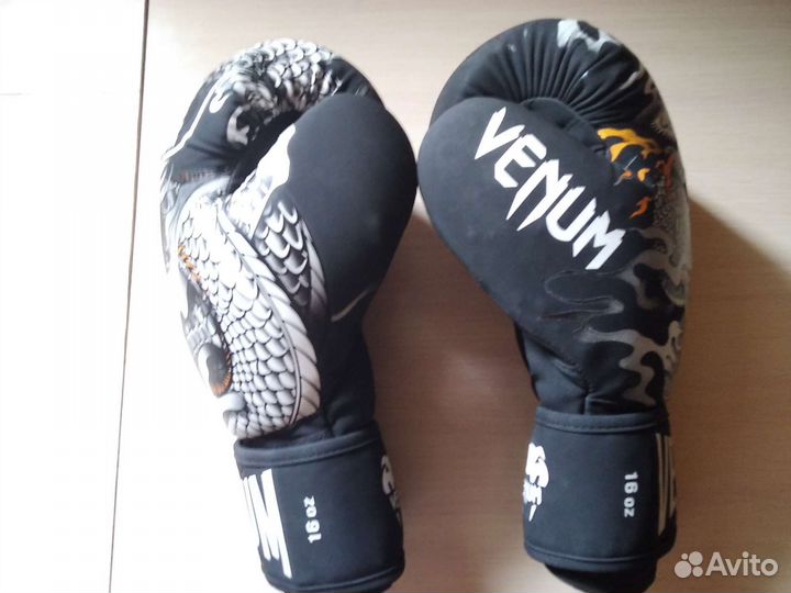 Боксерские перчатки Venum