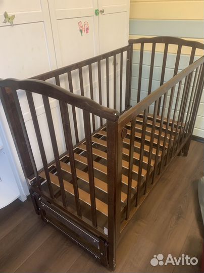 Детская кроватка с маятником