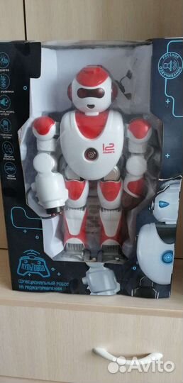 Игрушка робот с пультом