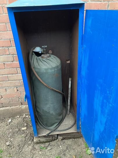 Металлический шкаф для хранения газового баллона
