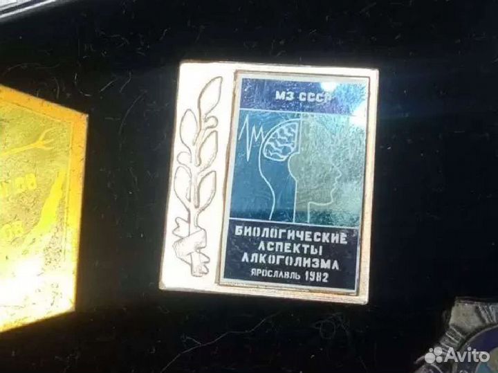 Коллекция значков на психиатрическую тематику