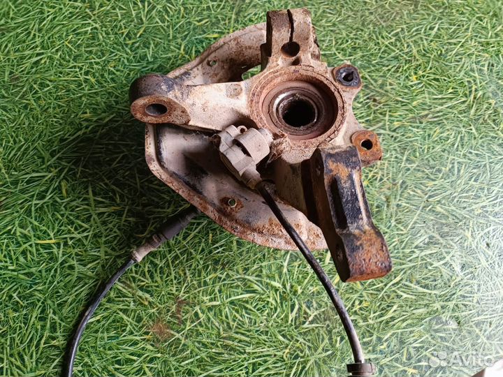 Поворотный кулак передний правый Опель Вектра Б