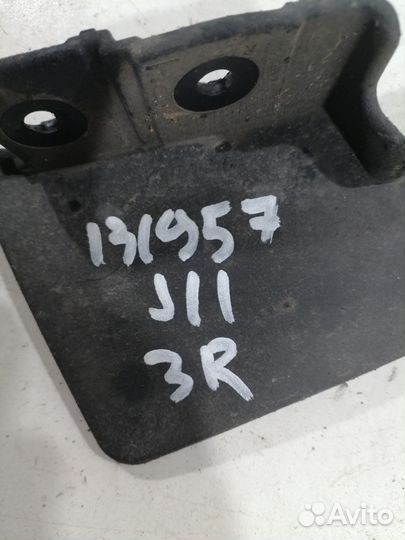 Брызговик передний правый под порог