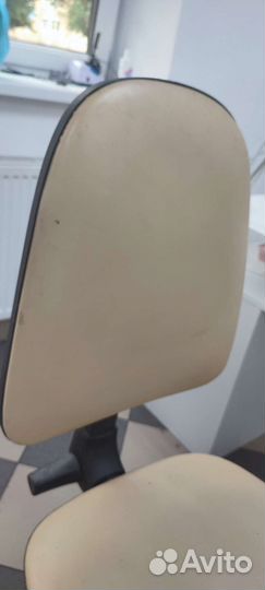 Стул на колесиках