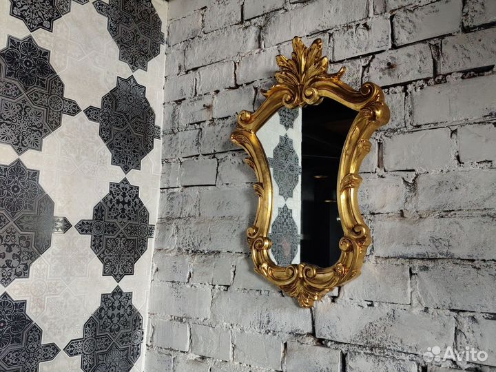 Настенное зеркало в деревянной раме, классицизм