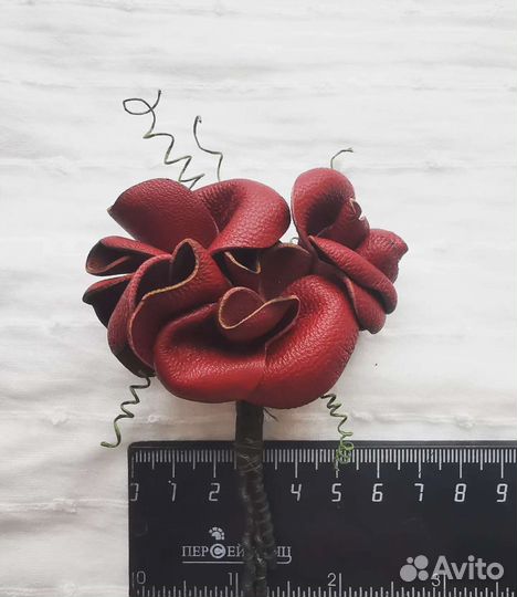 Брошь цветок из кожи