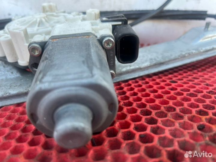 Стеклоподъемник перед. прав. Mitsubishi Colt 2007