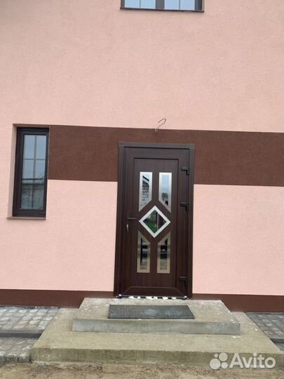 Дверь с декоративной панелью