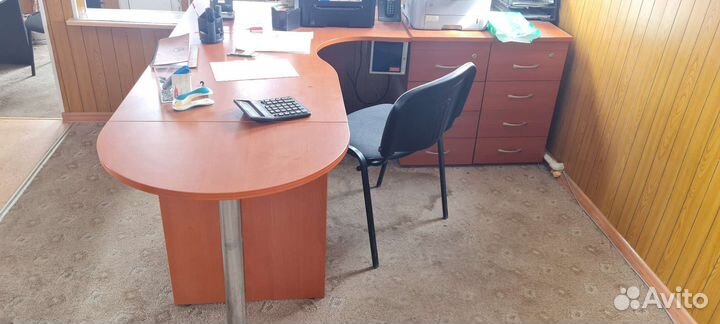Офисный стол с сейфом и 2 тумбы