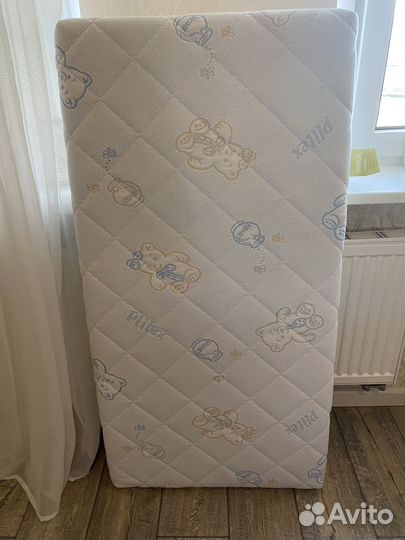 Детская кроватка с маятником, матрасом и ящиком