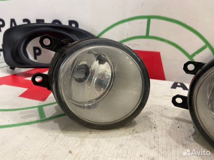Фара противотуманная передняя Toyota Avensis T25
