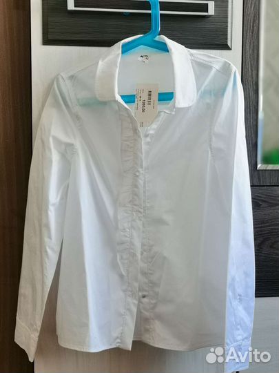 Продам новую белую блузку на девочку размер 134см