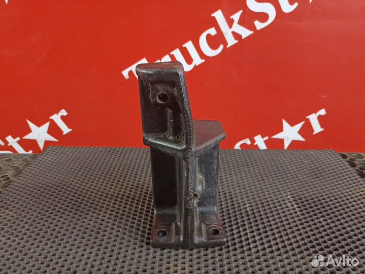 Кронштейн бампера переднего левый Renault T